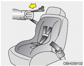 Hyundai Sonata: Using a child restraint system. 3. Pull the shoulder portion of the seat belt all the way out. When the shoulder